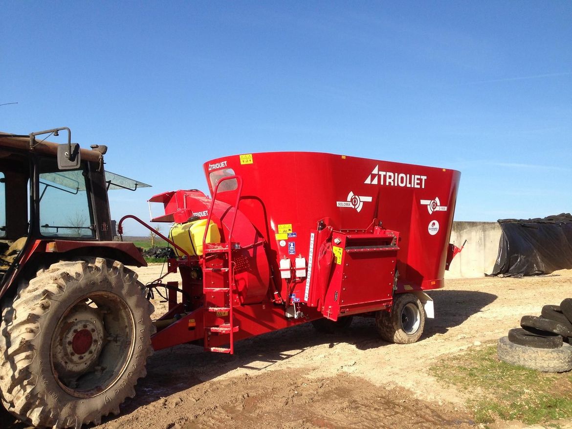 Straw-spreader-with-diet-feeder-to-feed-your-cattle-a-ration