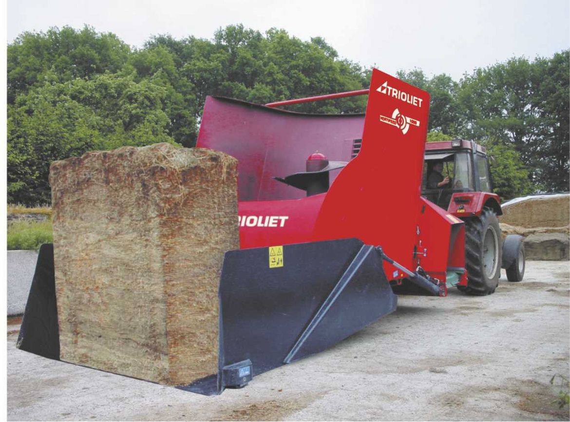This-small-self-loading-diet-feeder-can-be-used-for-all-types-of-feed-for-dairy-farmers