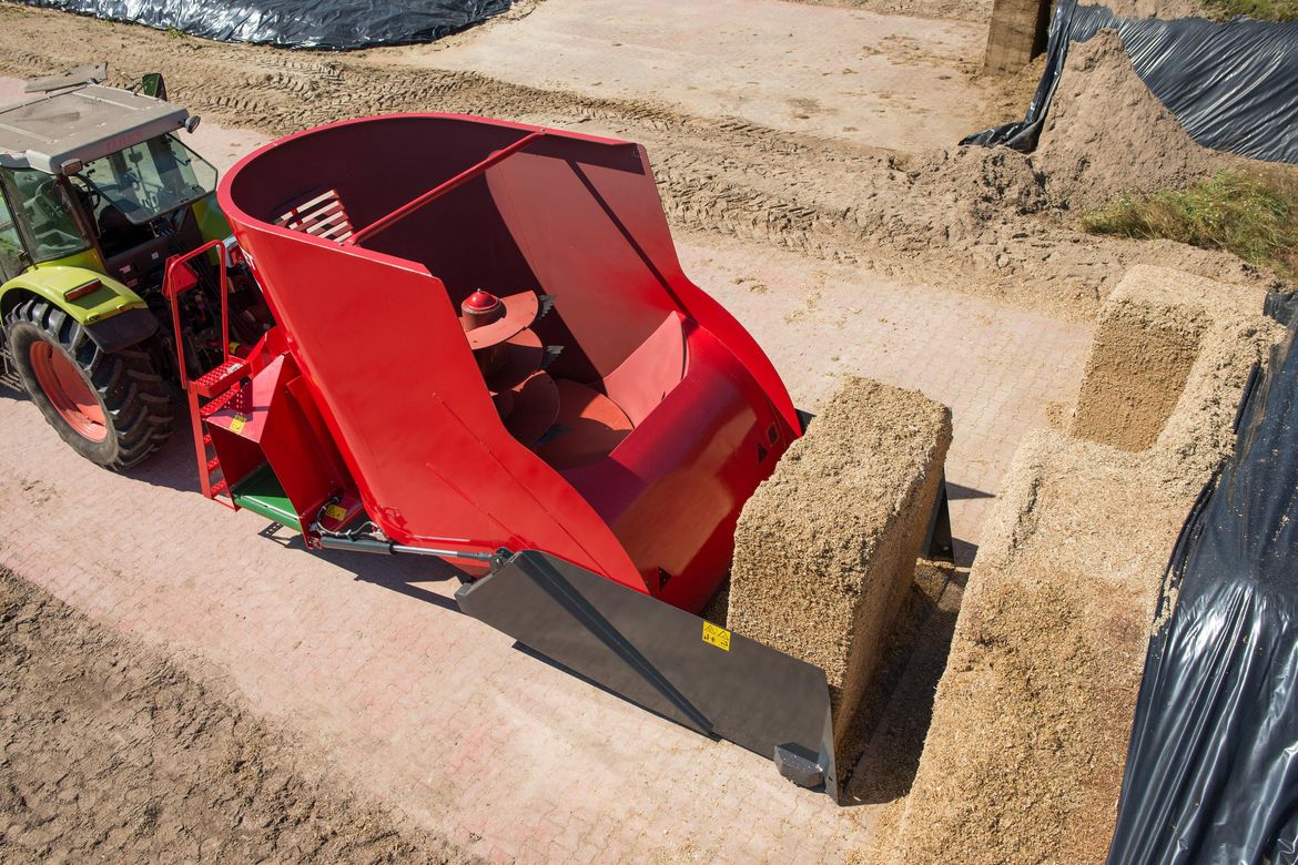 The-best-self-loading-mixer-feeder-for-dairy-farmers