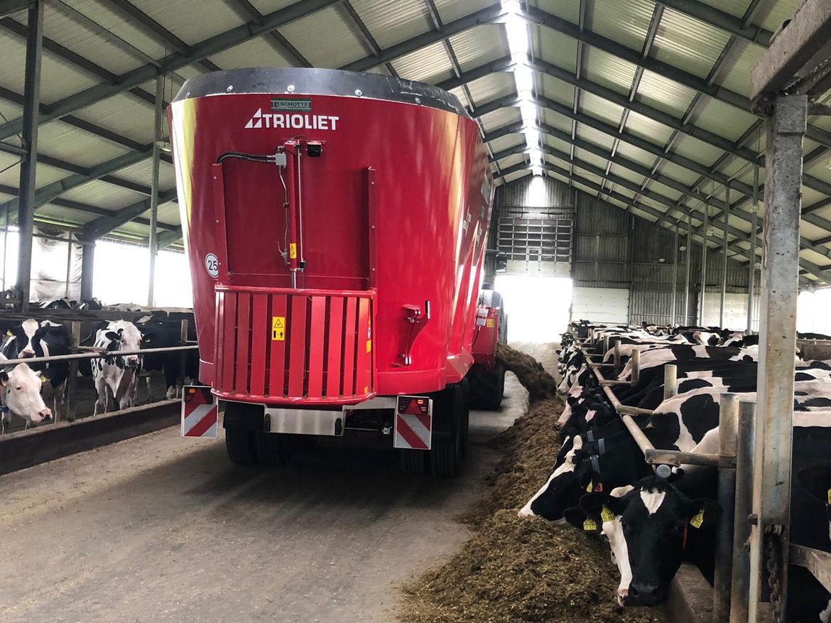Save-time-with-this-feeder-wagon-due-to-large-discharge