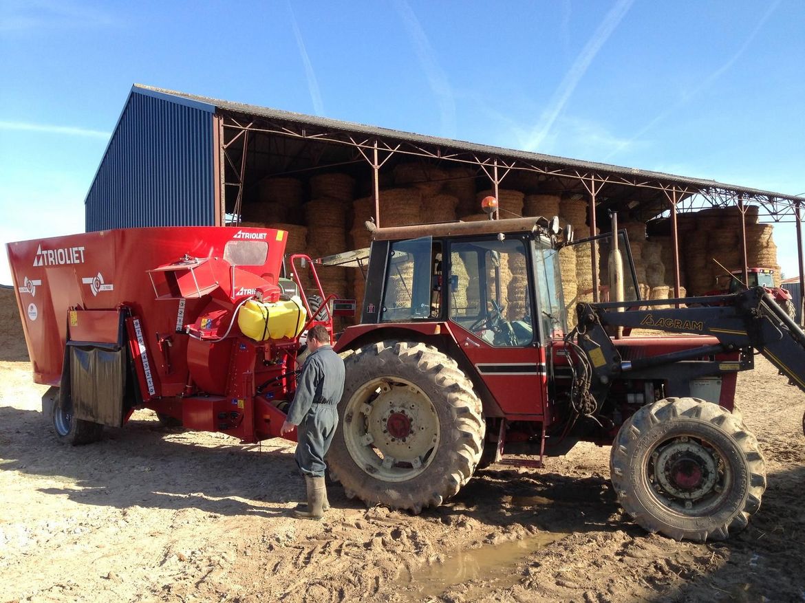 This-straw-blower-has-a-dust-control-system