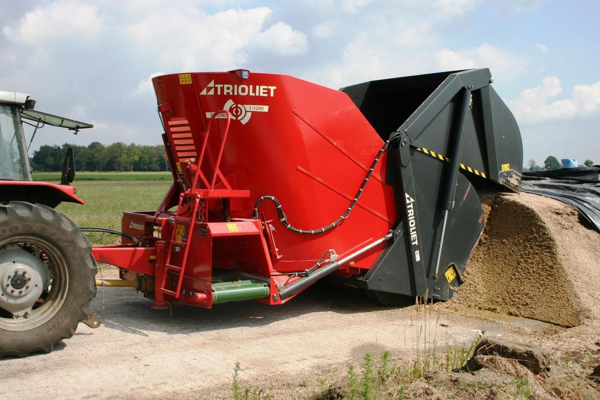  Small-self-loading-feed-mixer-performs-the-entire-loading-mixing-and-discharge-process