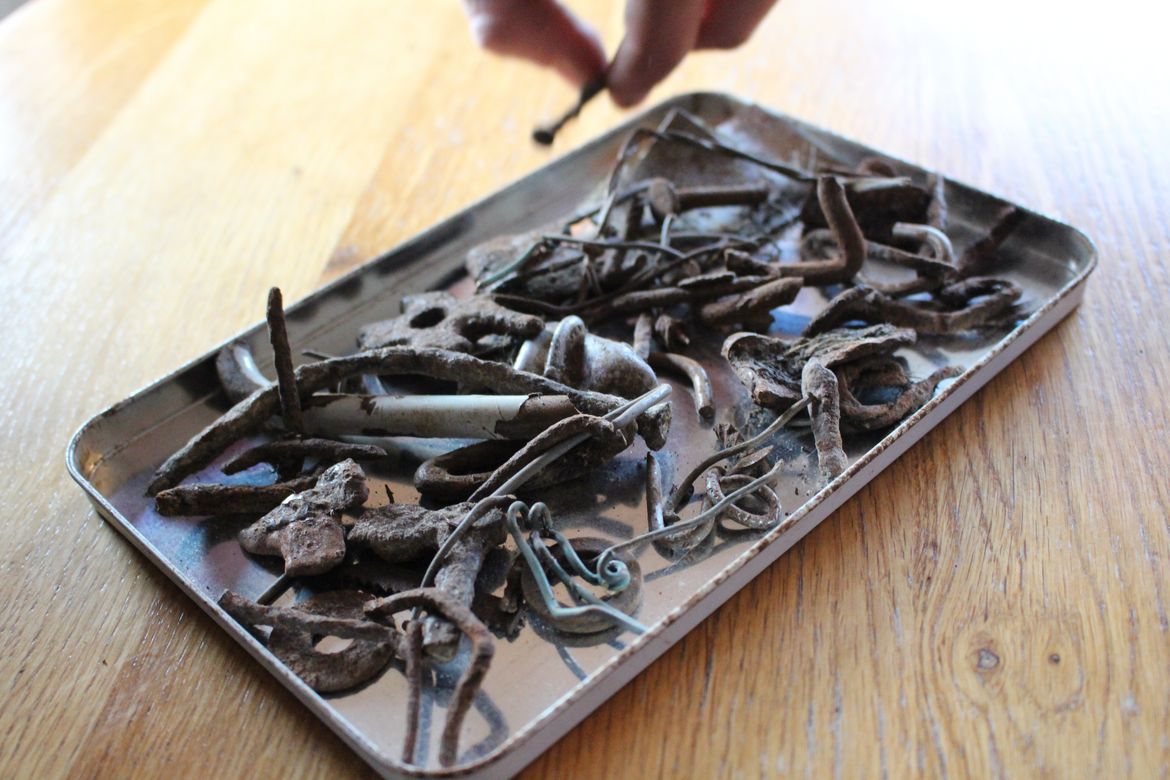 Shut-out-metal-objects-in-feed-by-using-magnets-in-a-mixer-wagon