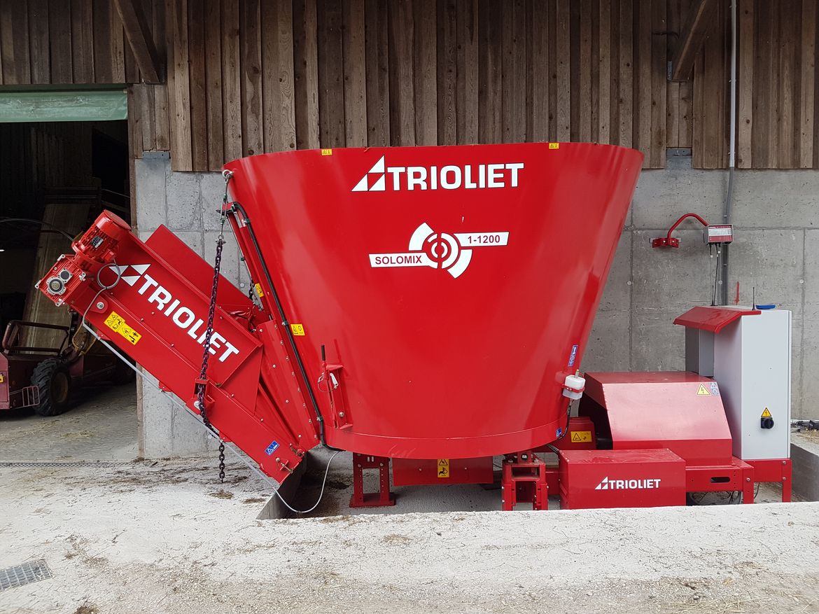A-stationary-feed-mixer-can-be-a-great-solution-for-small-dairy-farms