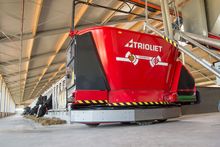 triomatic-feeding robot-robotic feeding-cattle feeding-feeding cows-cow feeding-robot-01