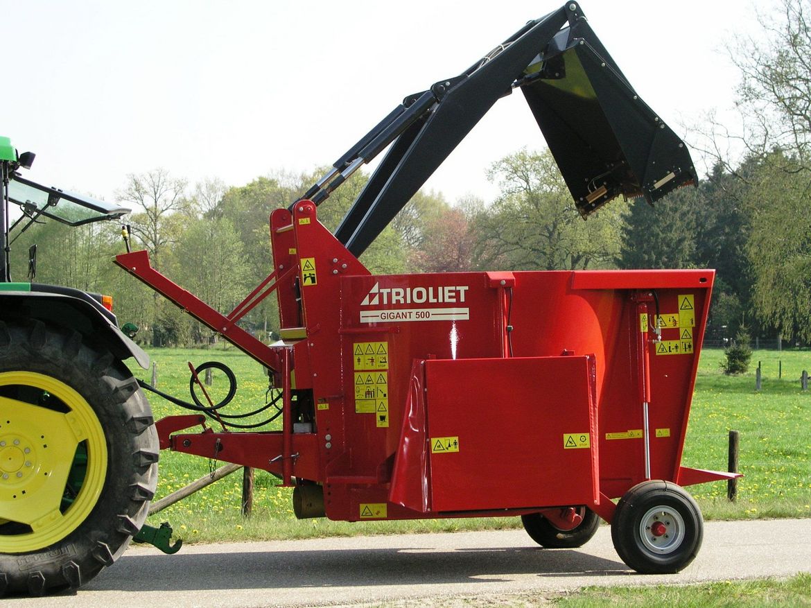 Used-self-loading-feed-mixer-to-preserve-structure-and-nutritional-value-of-your-feed