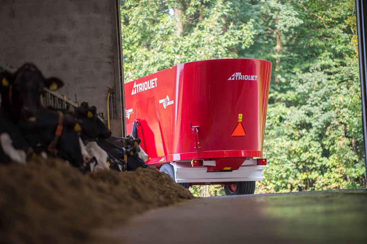 Silage-wagon-or-cattle-feed-mixer-for-dairy-farming