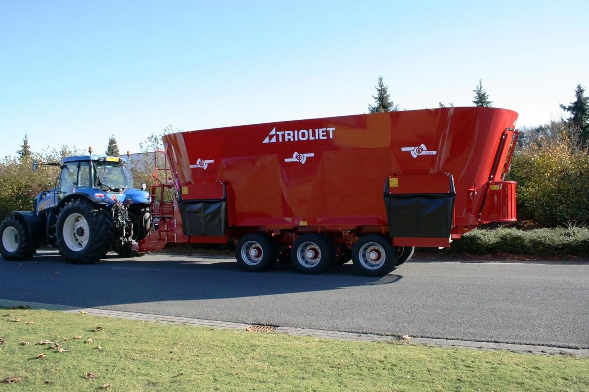 Feed-your-cows-with-this-high-quality-silage-wagon
