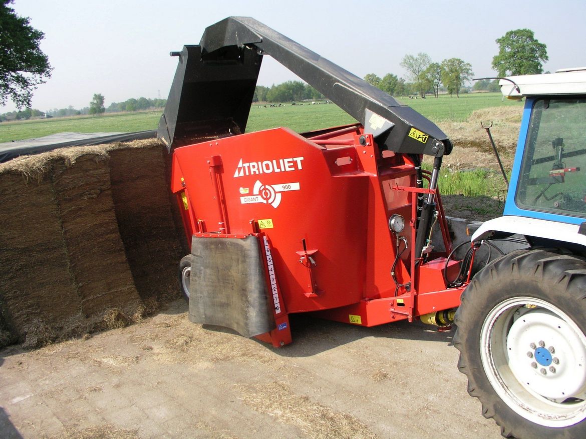 Vertical-self-loading-feed mixer-with-a-robust-cutting-board-for-dairy-farmers