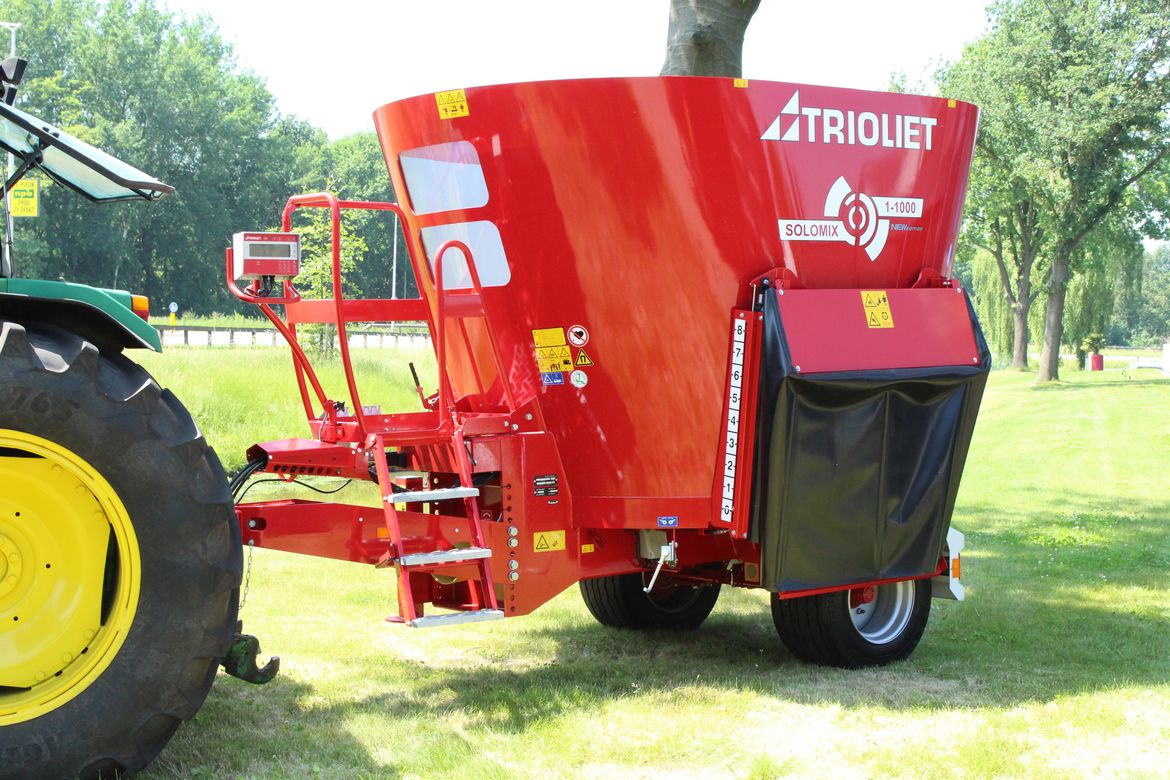 Solomix-is-a-small-feed-wagon-or-tmr-mixer-in-feeding-technology