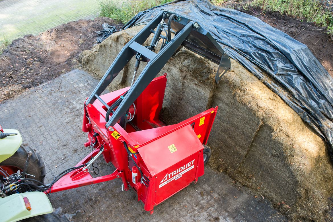This-self-loading-feeder-is-ideal-in-stalls-with-narrow-feeding-alleys