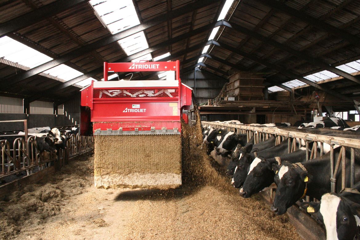 Discharge-silage-block-simple-comfortable-and-save-time