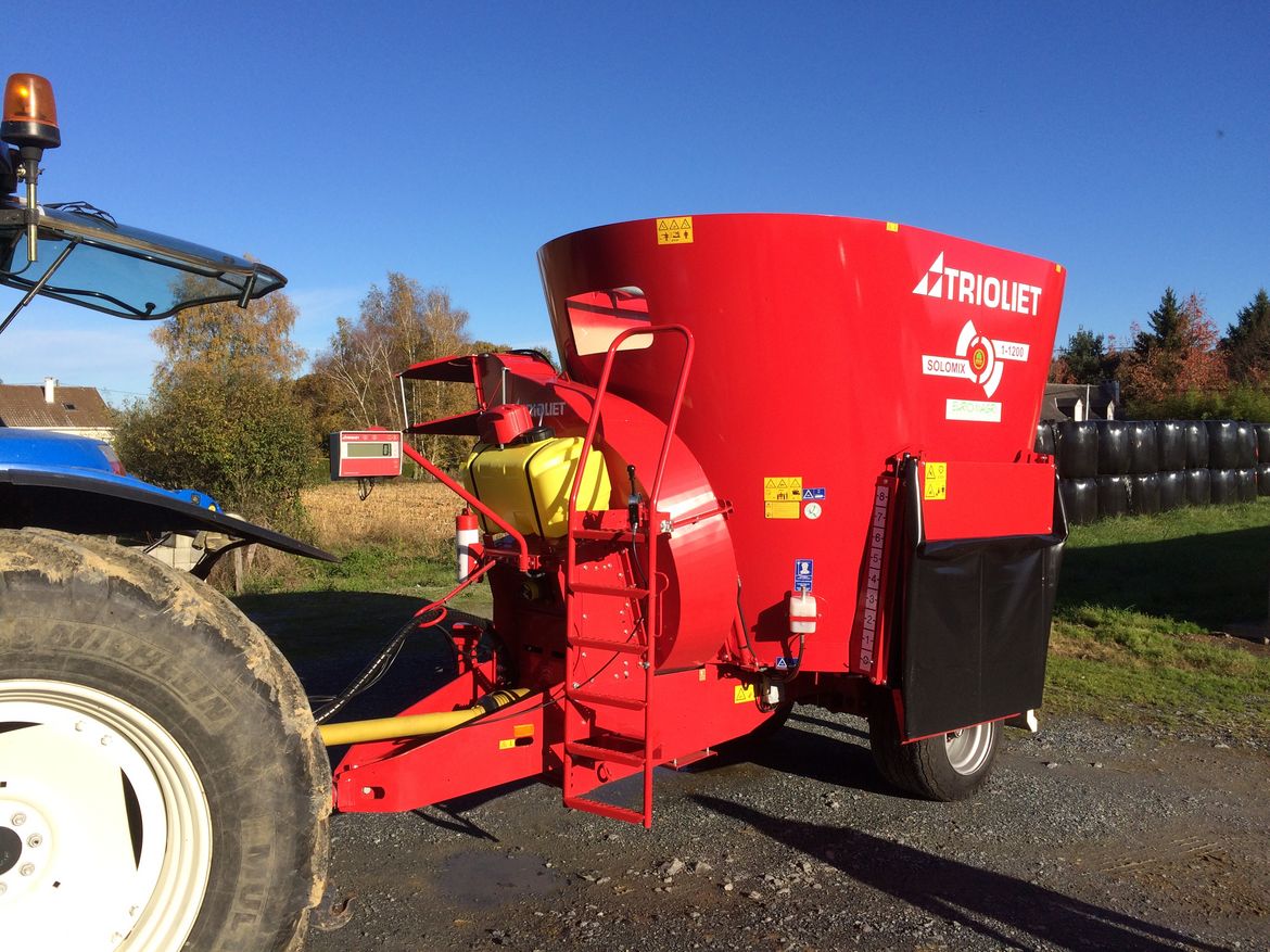 A-feeder-wagon-with-straw-blower-to-spread-straw-into-stalls