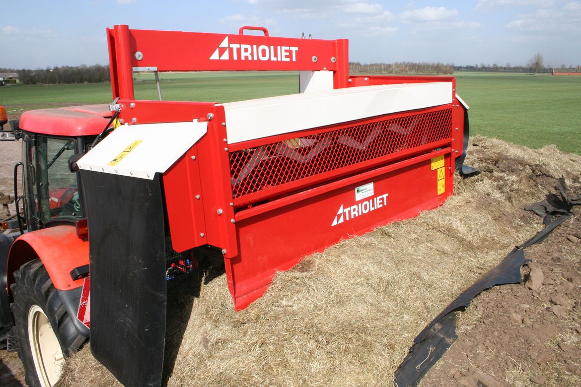 This-silage-block-distributor-is-suitable-for-all-types-of-unprocessed-feed