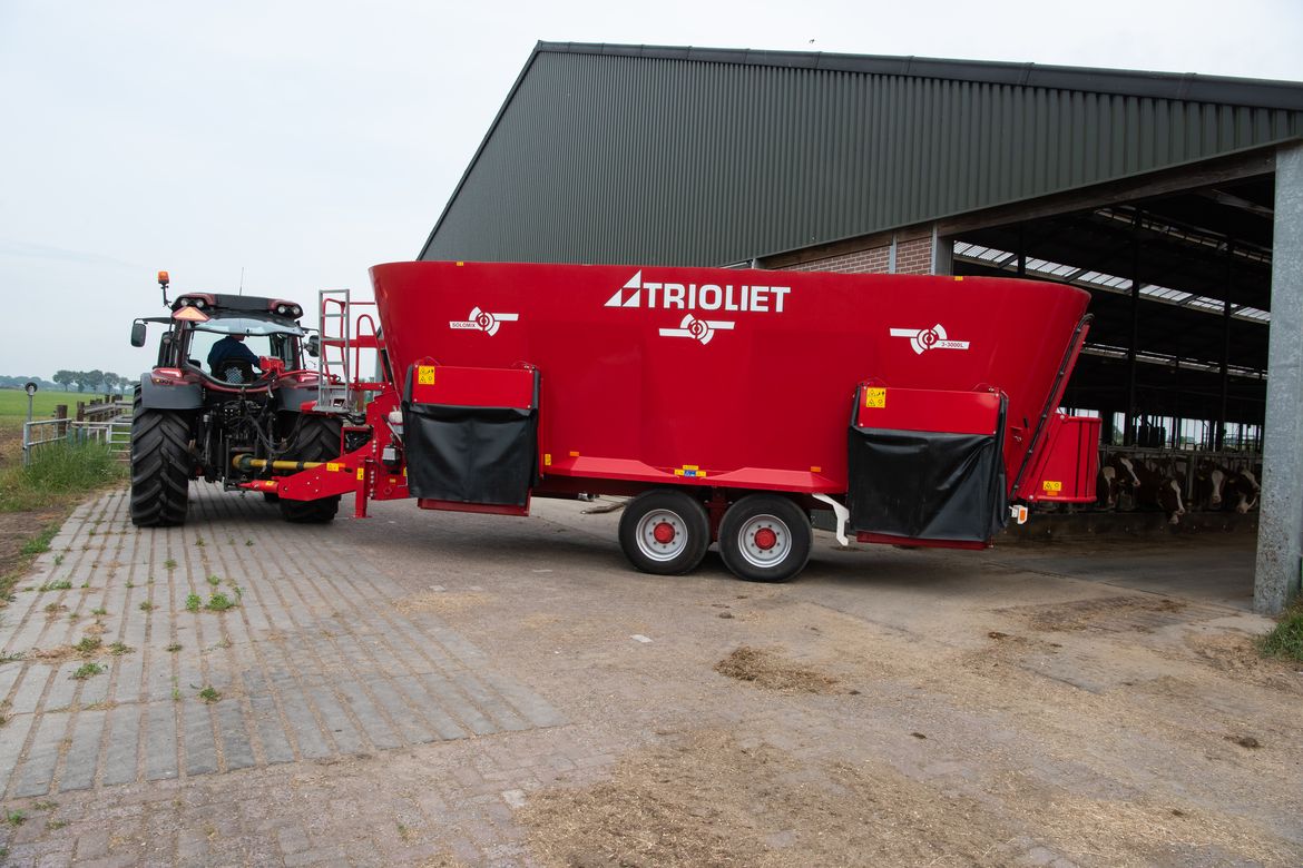 Large-feed-wagon-for-beef-and-dairyfarmers 
