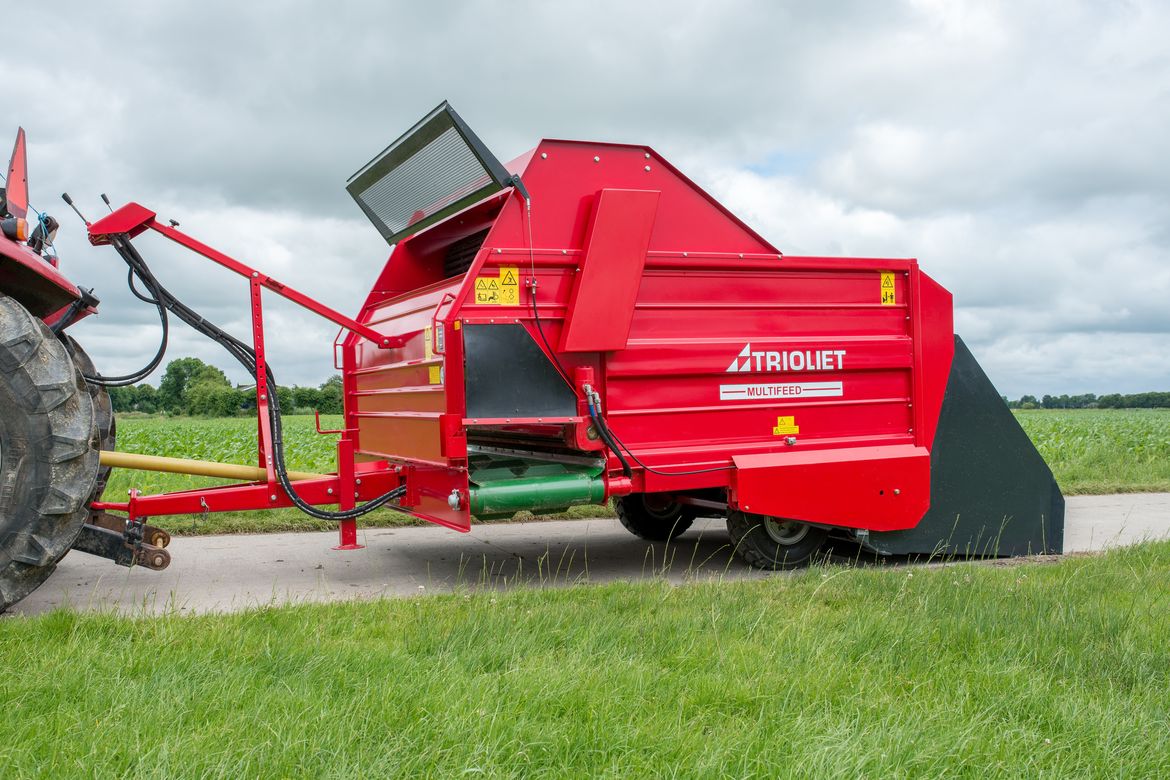 A-block-discharge-wagon-is-an-ideal-machine-for-narrow-stalls-for-dairy-farmers