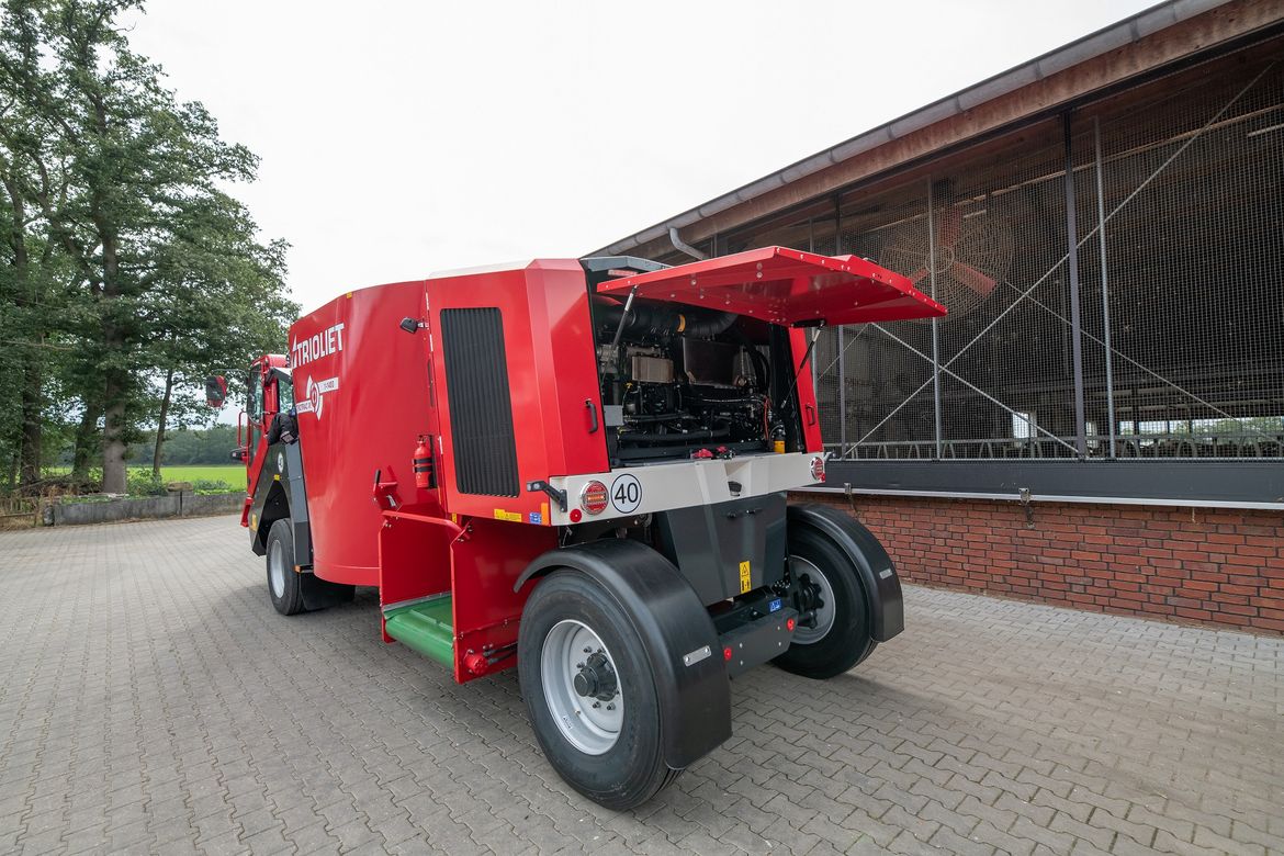 This-large-self-propelled-feed-mixer-wagon-has-a-discharge-door-at-the-rear
