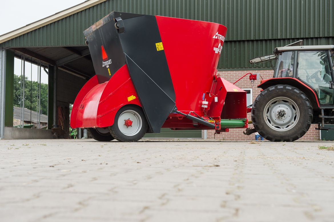 Used-self-loading-feed-mixer-wagon-featuring-a-loading-frame