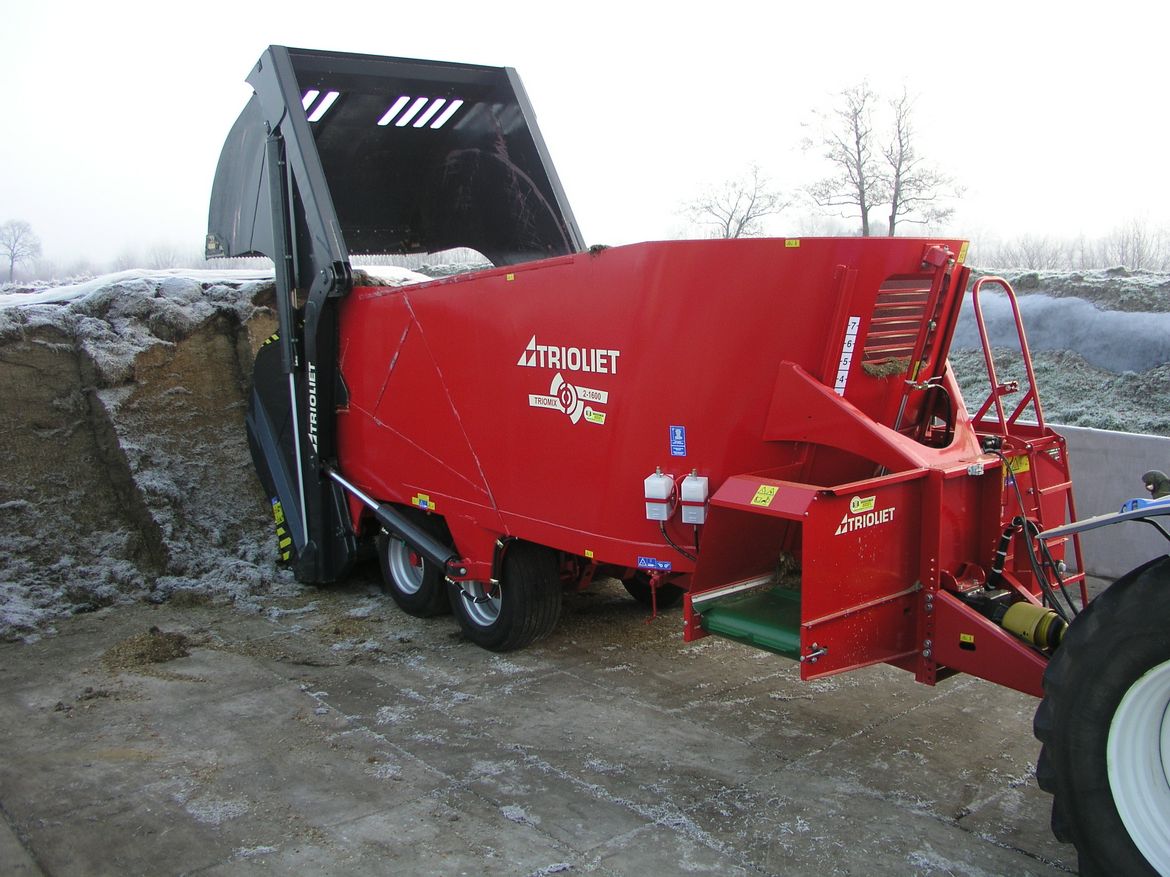 Second-hand-self-loading-feeder-wagon-is-ideal-to-feed-cows-or-dairy-cattle