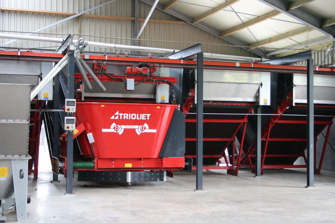 The-feed-storage-unit-consists-of-one-supply-bunker-for-bulk-forage. 