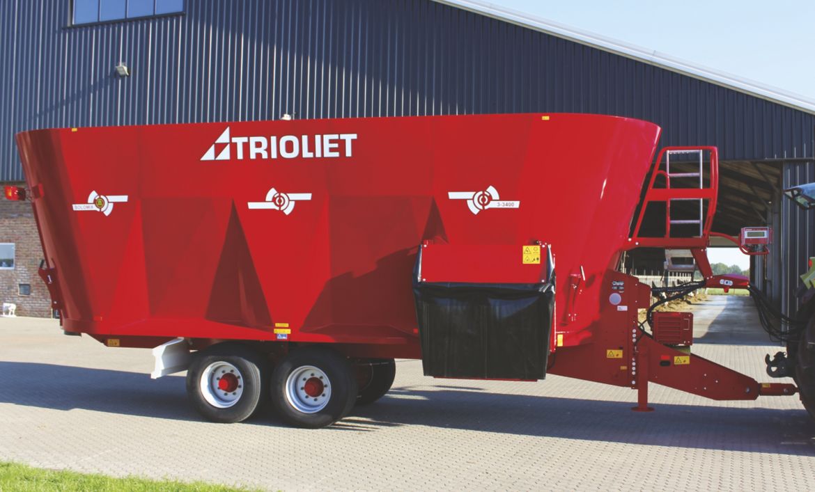 Vertical-mixer-with-three-mixing-augers-for-dairy-farmers
