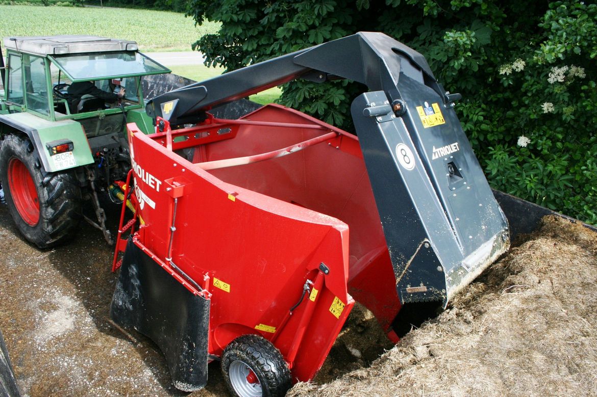 This-vertical-self-loading-mixer-feeder-allows-easy-loading-of-large-round-bales