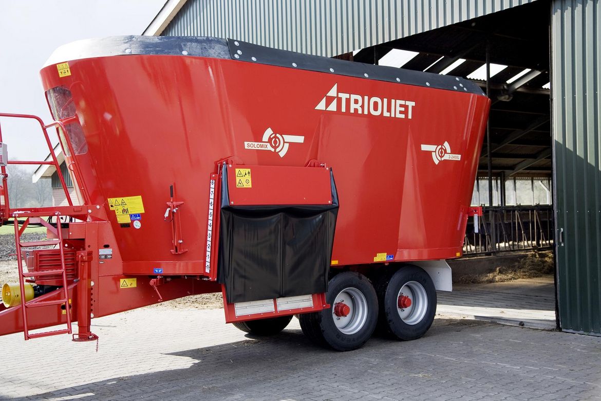 Even-a-second-hand-Solomix-feed-mixer-is-perfect-for-cattle-feeding