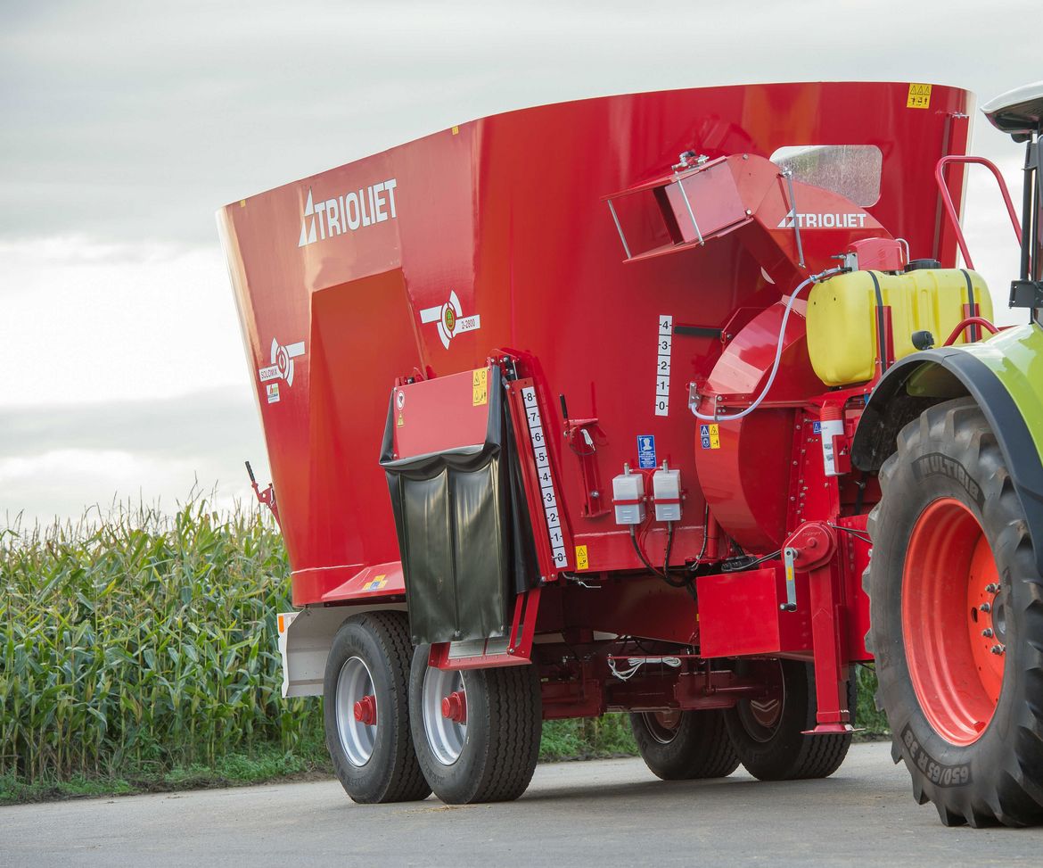 Strawblower-feeding-machine-for-dairy-farmers