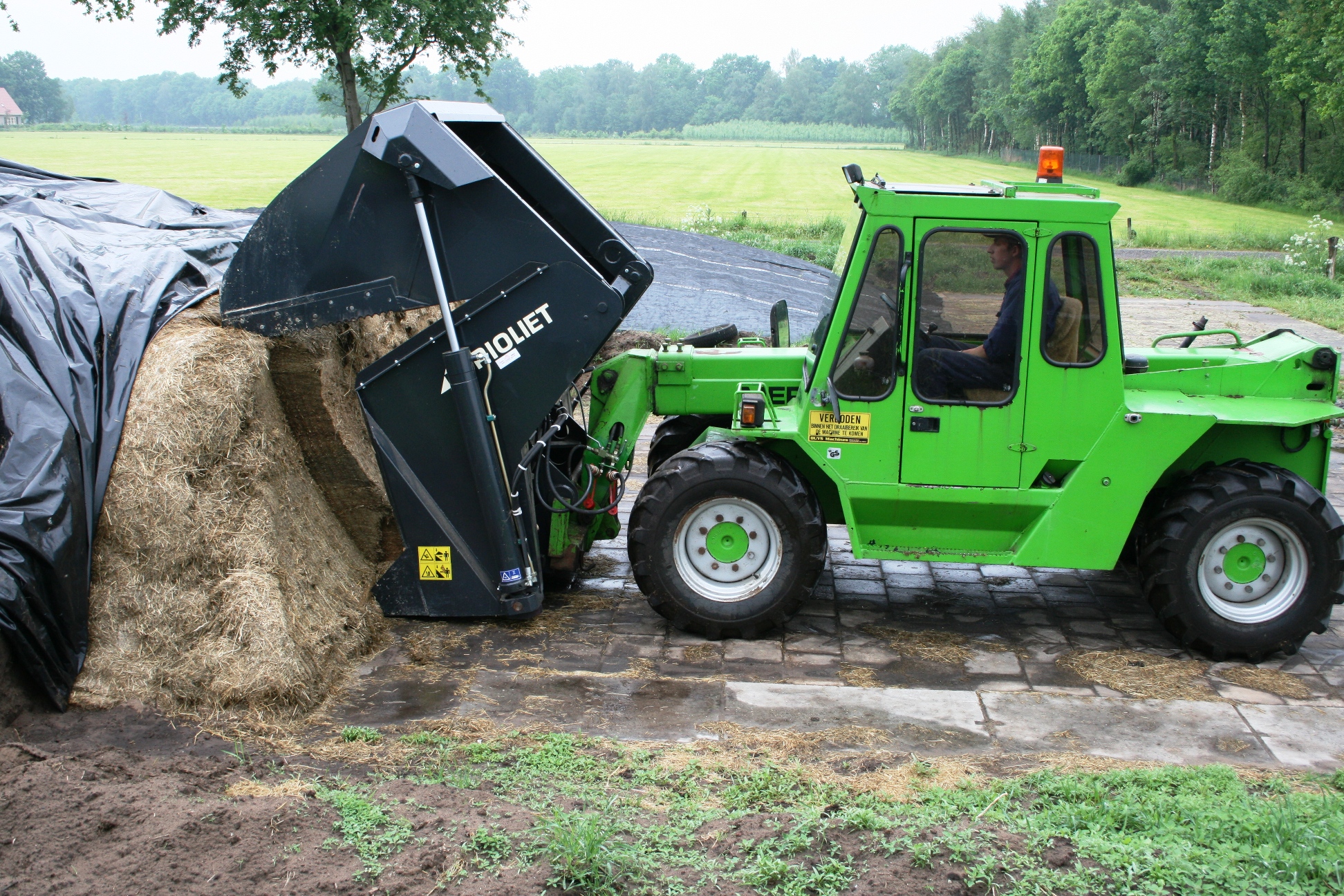 A-silage-shear-grab-or-silage-cutter-can-be-usefull-for-dairy-farmers