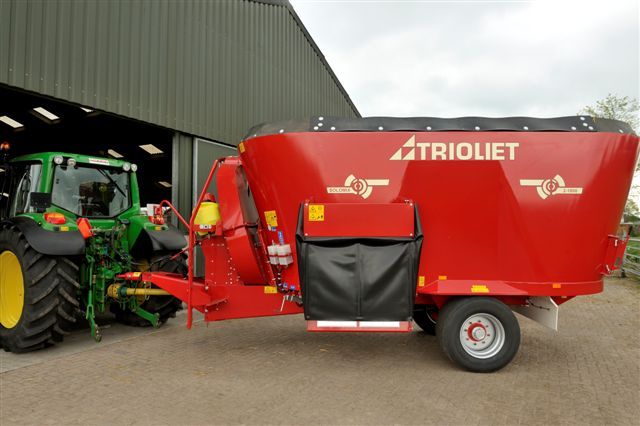 Straw-blower-with-feed-mixer-wagon-to-feed-your-cattle-a-balanced-ration