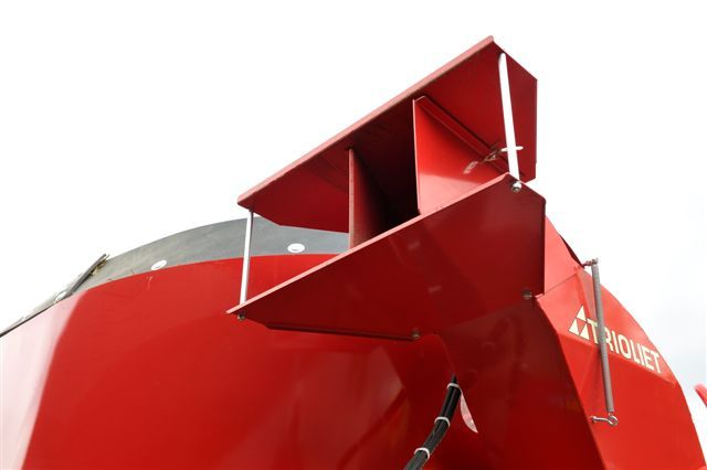 This-straw-blower-with-diet-feeder-can-wetten-the-straw