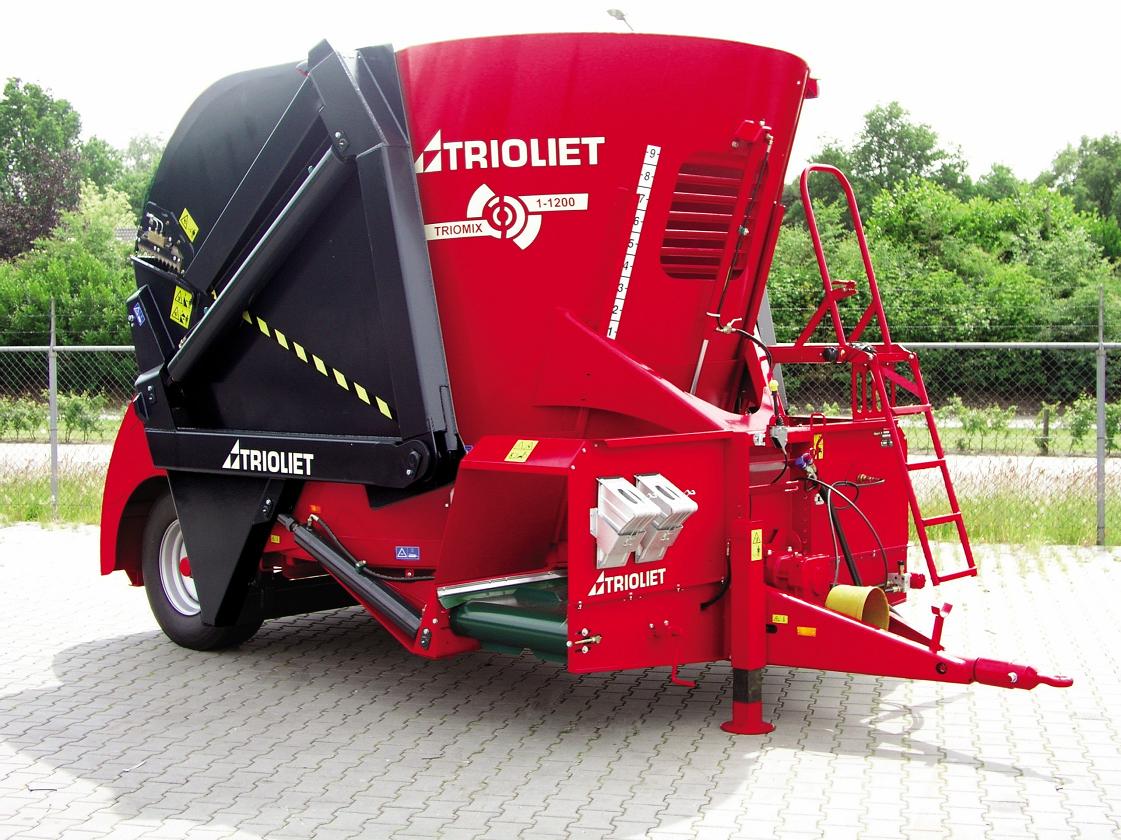 A-self-loading-diet-feeder-features-a-moving-cutting-knife