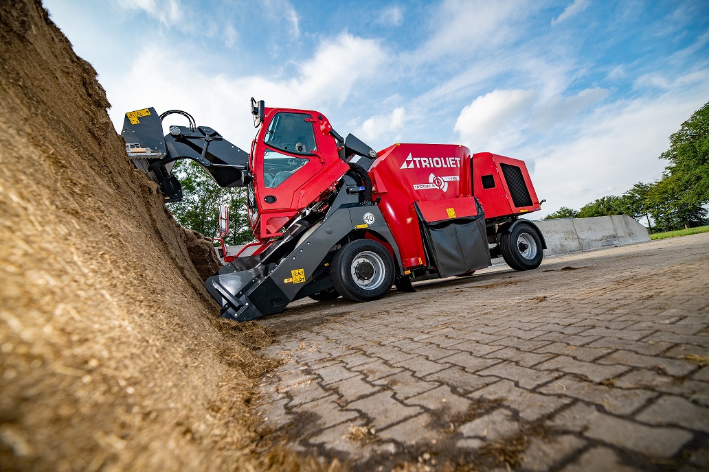 The-Triotrac-self-propelled-silage-wagon-has-a-cross-conveyorbelt-at-the-front 
